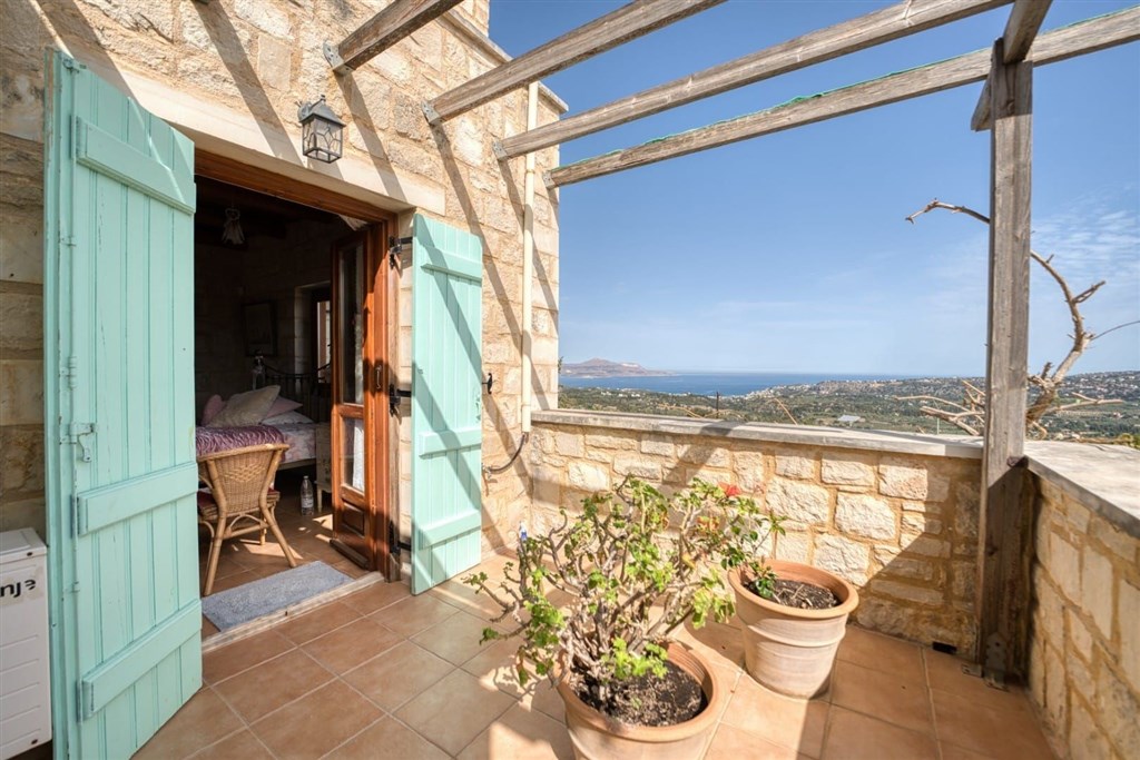 na-prodej-zarizena-kamenna-vila-s-panoramatickym-vyhledem-na-more-a-hory-ve-vamos-kreta-recko