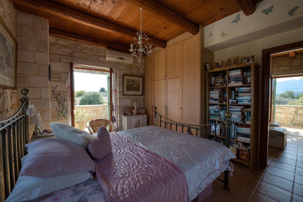 na-prodej-zarizena-kamenna-vila-s-panoramatickym-vyhledem-na-more-a-hory-ve-vamos-kreta-recko