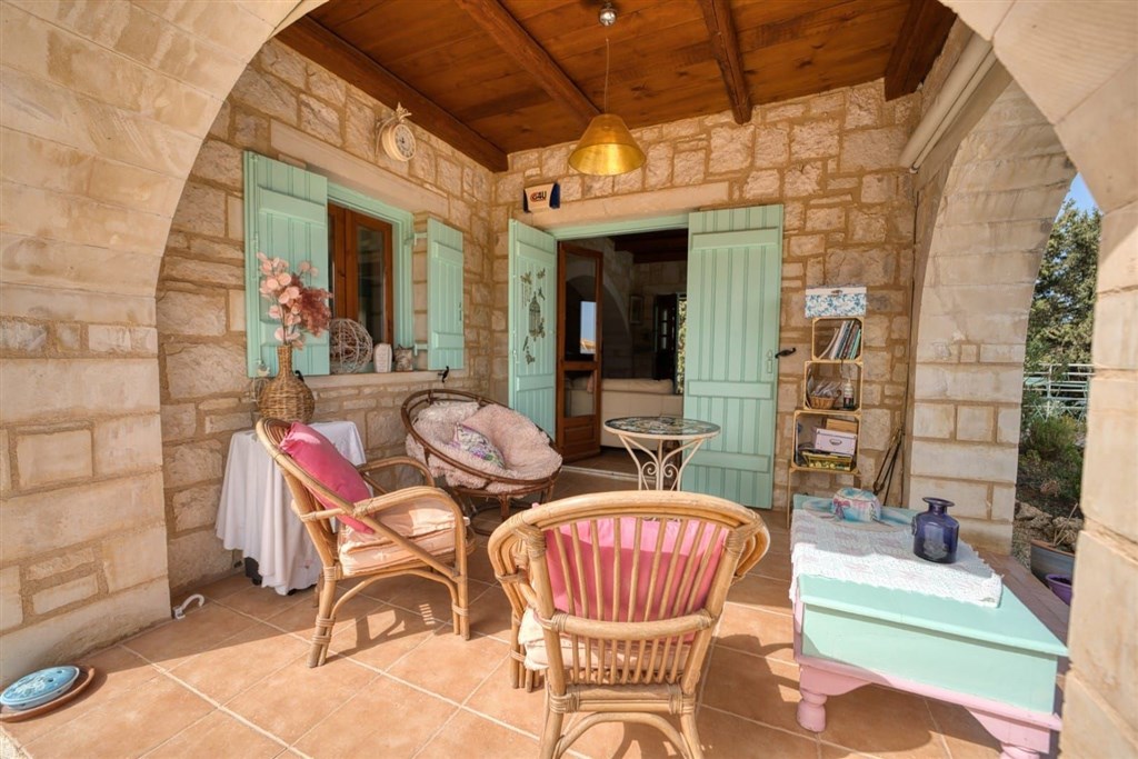 na-prodej-zarizena-kamenna-vila-s-panoramatickym-vyhledem-na-more-a-hory-ve-vamos-kreta-recko