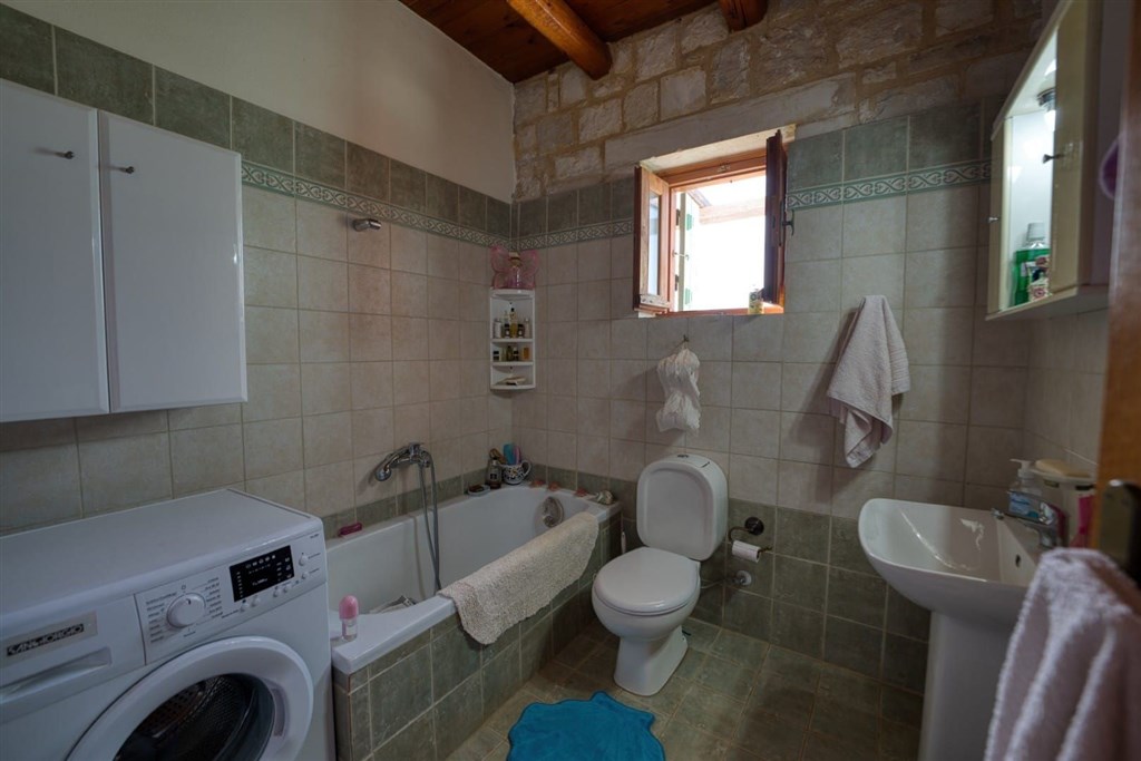 na-prodej-zarizena-kamenna-vila-s-panoramatickym-vyhledem-na-more-a-hory-ve-vamos-kreta-recko