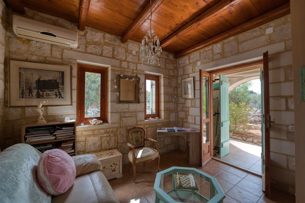 na-prodej-zarizena-kamenna-vila-s-panoramatickym-vyhledem-na-more-a-hory-ve-vamos-kreta-recko