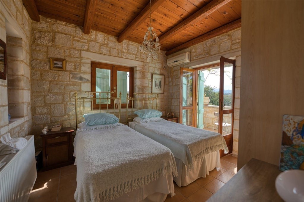 na-prodej-zarizena-kamenna-vila-s-panoramatickym-vyhledem-na-more-a-hory-ve-vamos-kreta-recko
