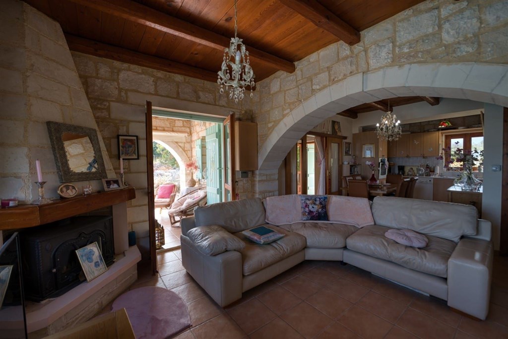 na-prodej-zarizena-kamenna-vila-s-panoramatickym-vyhledem-na-more-a-hory-ve-vamos-kreta-recko