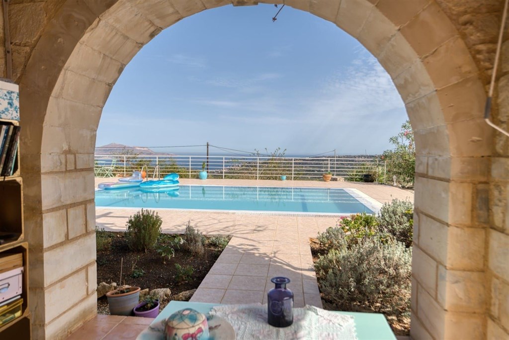na-prodej-zarizena-kamenna-vila-s-panoramatickym-vyhledem-na-more-a-hory-ve-vamos-kreta-recko