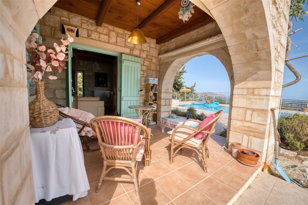 na-prodej-zarizena-kamenna-vila-s-panoramatickym-vyhledem-na-more-a-hory-ve-vamos-kreta-recko