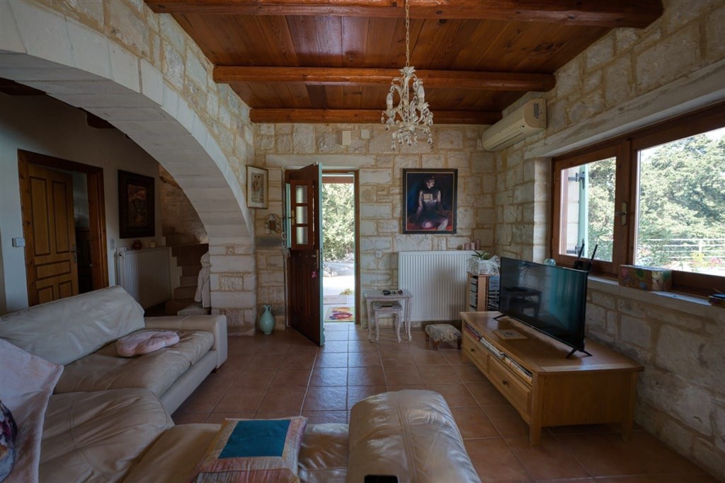na-prodej-zarizena-kamenna-vila-s-panoramatickym-vyhledem-na-more-a-hory-ve-vamos-kreta-recko
