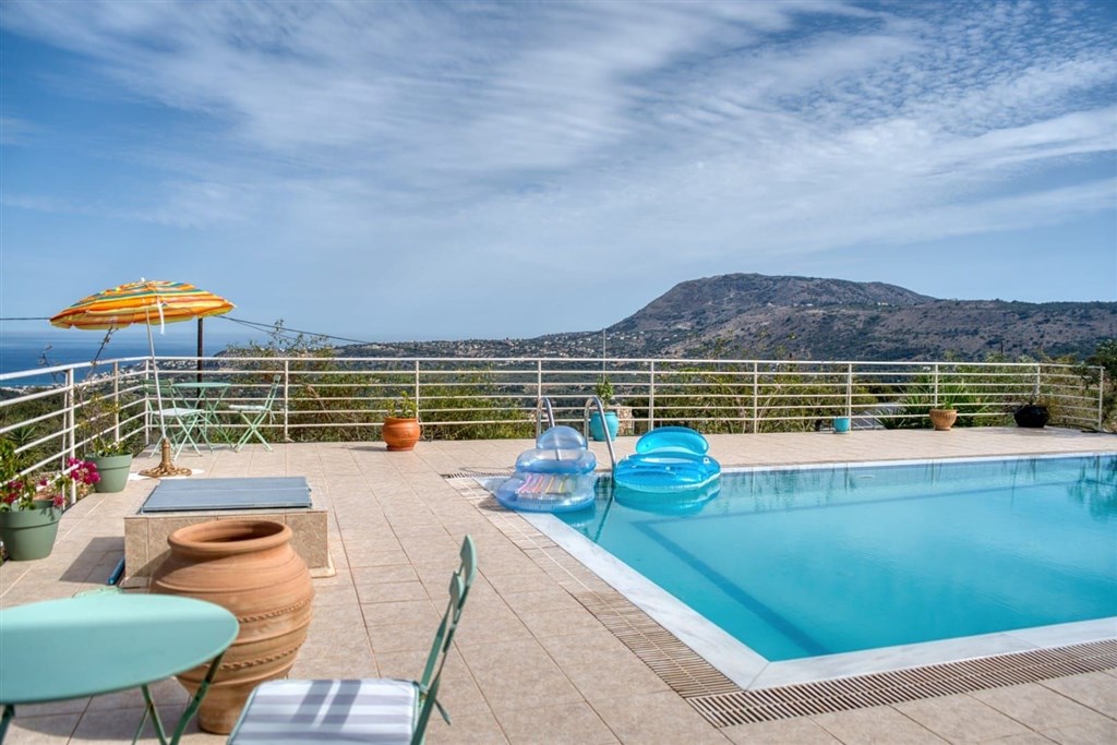 na-prodej-zarizena-kamenna-vila-s-panoramatickym-vyhledem-na-more-a-hory-ve-vamos-kreta-recko