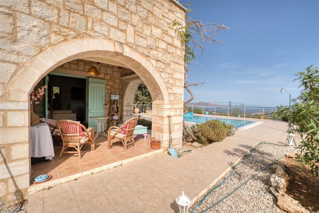 na-prodej-zarizena-kamenna-vila-s-panoramatickym-vyhledem-na-more-a-hory-ve-vamos-kreta-recko