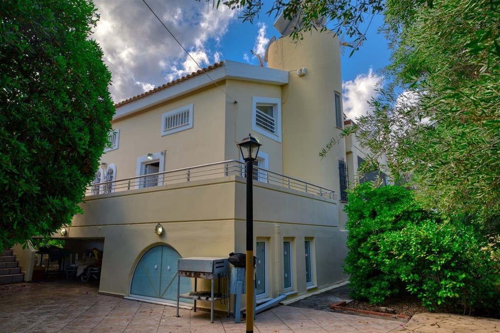 na-prodej-svetla-vila-jen-par-kroku-od-plaze-kalyves-oblast-chania-kreta-recko