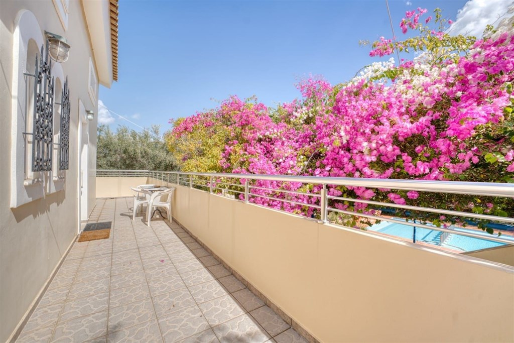 na-prodej-svetla-vila-jen-par-kroku-od-plaze-kalyves-oblast-chania-kreta-recko