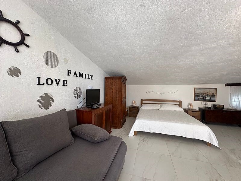 na-prodej-dum-v-puvodnim-stavu-se-4-apartmany-v-blizkosti-more-a-plaze-promajna-chorvatsko