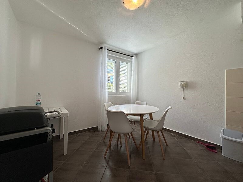 na-prodej-dum-v-puvodnim-stavu-se-4-apartmany-v-blizkosti-more-a-plaze-promajna-chorvatsko