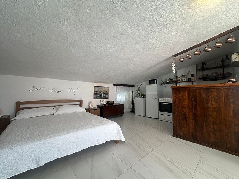 na-prodej-dum-v-puvodnim-stavu-se-4-apartmany-v-blizkosti-more-a-plaze-promajna-chorvatsko