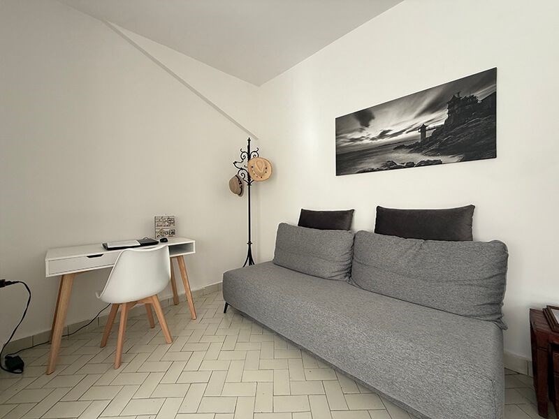 na-prodej-dum-v-puvodnim-stavu-se-4-apartmany-v-blizkosti-more-a-plaze-promajna-chorvatsko