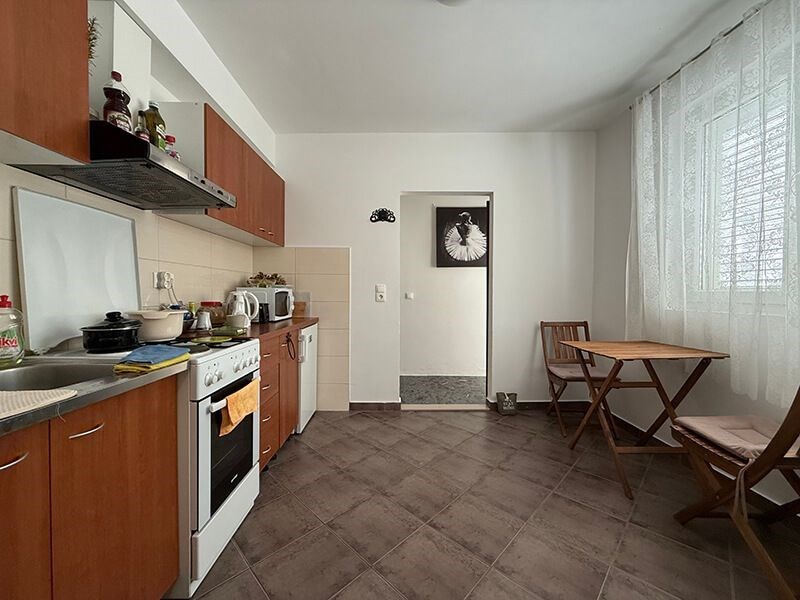 na-prodej-dum-v-puvodnim-stavu-se-4-apartmany-v-blizkosti-more-a-plaze-promajna-chorvatsko