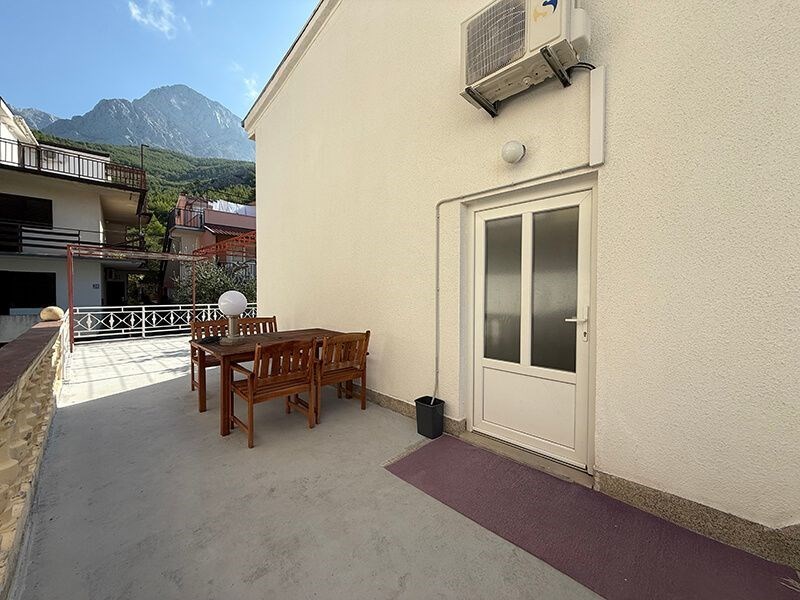 na-prodej-dum-v-puvodnim-stavu-se-4-apartmany-v-blizkosti-more-a-plaze-promajna-chorvatsko