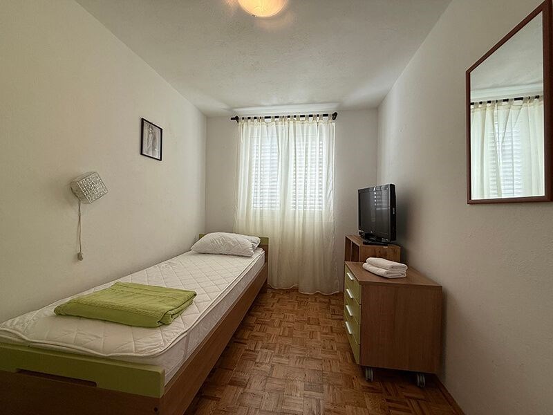 na-prodej-dum-v-puvodnim-stavu-se-4-apartmany-v-blizkosti-more-a-plaze-promajna-chorvatsko