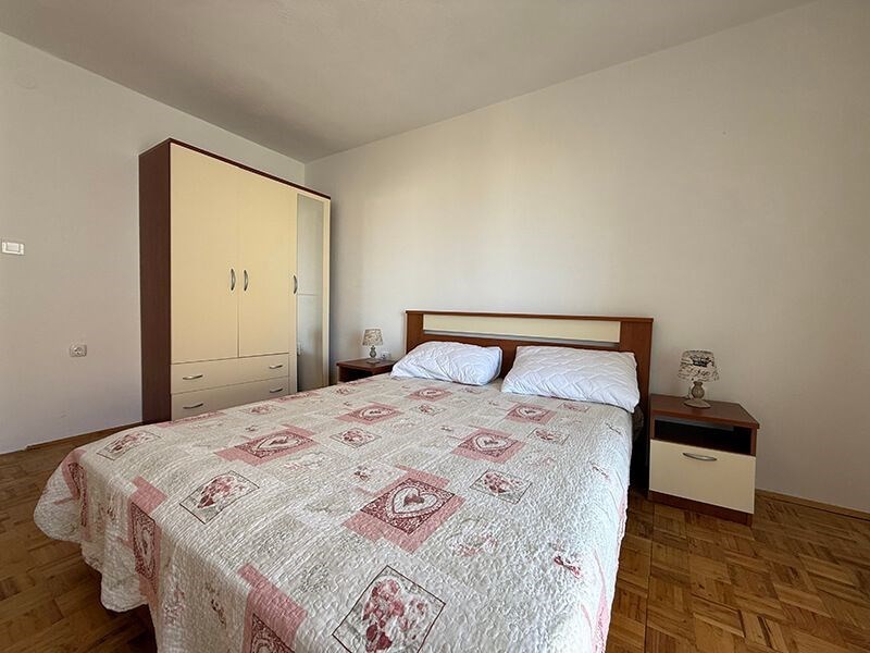 na-prodej-dum-v-puvodnim-stavu-se-4-apartmany-v-blizkosti-more-a-plaze-promajna-chorvatsko