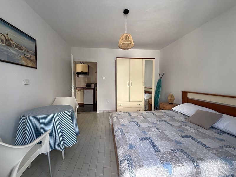 na-prodej-dum-v-puvodnim-stavu-se-4-apartmany-v-blizkosti-more-a-plaze-promajna-chorvatsko