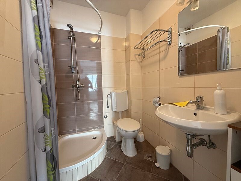 na-prodej-dum-v-puvodnim-stavu-se-4-apartmany-v-blizkosti-more-a-plaze-promajna-chorvatsko