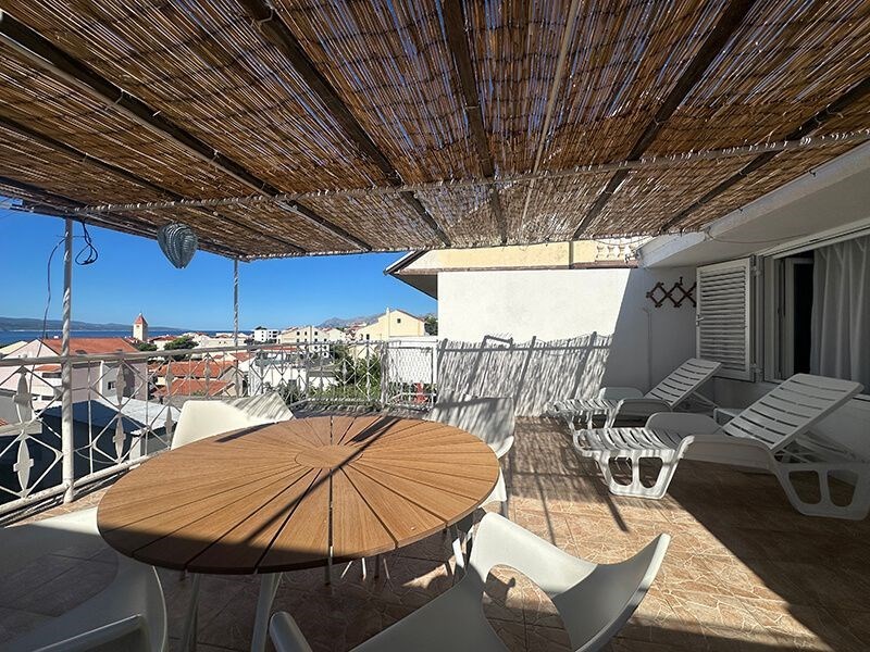 na-prodej-dum-v-puvodnim-stavu-se-4-apartmany-v-blizkosti-more-a-plaze-promajna-chorvatsko