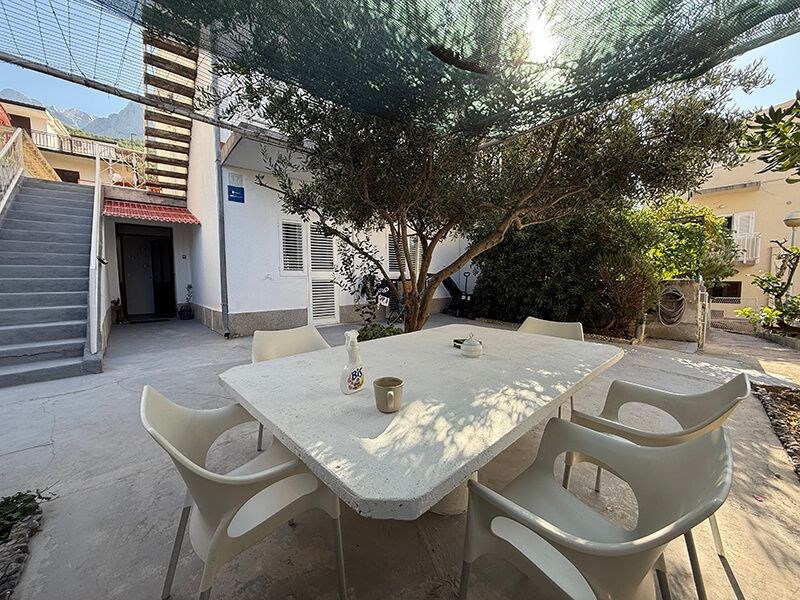 na-prodej-dum-v-puvodnim-stavu-se-4-apartmany-v-blizkosti-more-a-plaze-promajna-chorvatsko