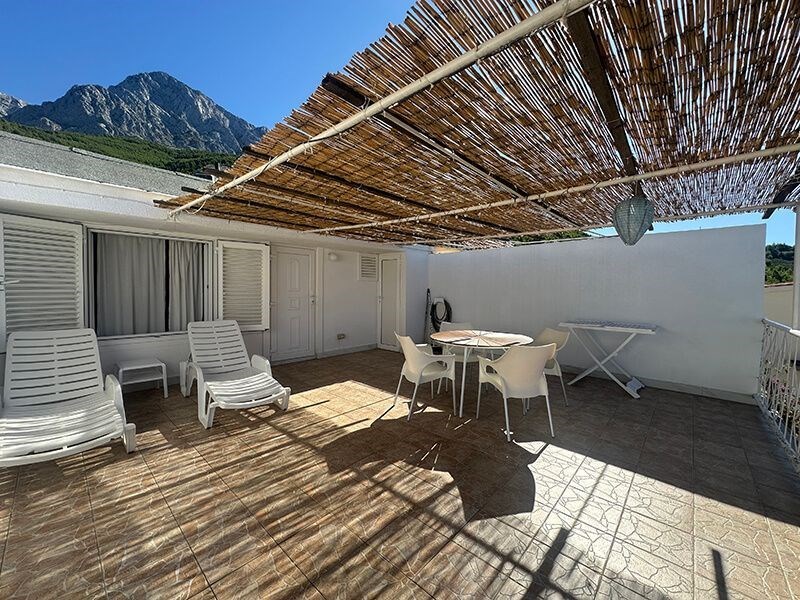 na-prodej-dum-v-puvodnim-stavu-se-4-apartmany-v-blizkosti-more-a-plaze-promajna-chorvatsko