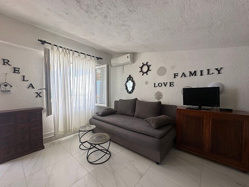 na-prodej-dum-v-puvodnim-stavu-se-4-apartmany-v-blizkosti-more-a-plaze-promajna-chorvatsko