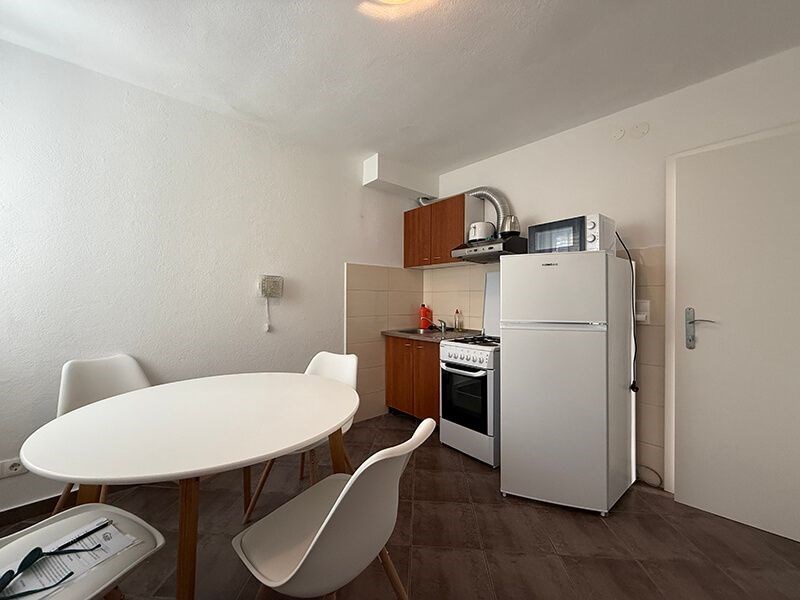 na-prodej-dum-v-puvodnim-stavu-se-4-apartmany-v-blizkosti-more-a-plaze-promajna-chorvatsko