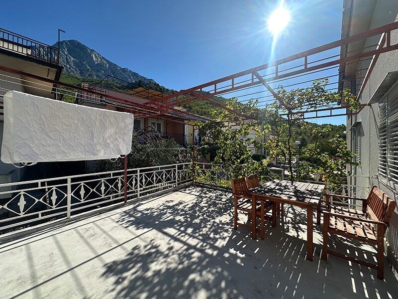 na-prodej-dum-v-puvodnim-stavu-se-4-apartmany-v-blizkosti-more-a-plaze-promajna-chorvatsko