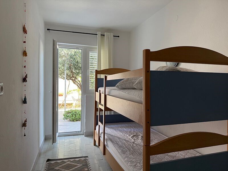 na-prodej-dum-v-puvodnim-stavu-se-4-apartmany-v-blizkosti-more-a-plaze-promajna-chorvatsko