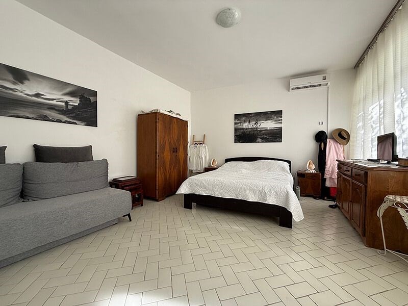 na-prodej-dum-v-puvodnim-stavu-se-4-apartmany-v-blizkosti-more-a-plaze-promajna-chorvatsko