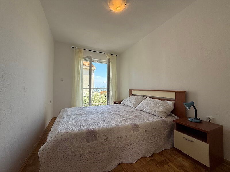 na-prodej-dum-v-puvodnim-stavu-se-4-apartmany-v-blizkosti-more-a-plaze-promajna-chorvatsko