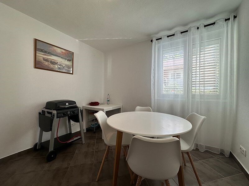 na-prodej-dum-v-puvodnim-stavu-se-4-apartmany-v-blizkosti-more-a-plaze-promajna-chorvatsko