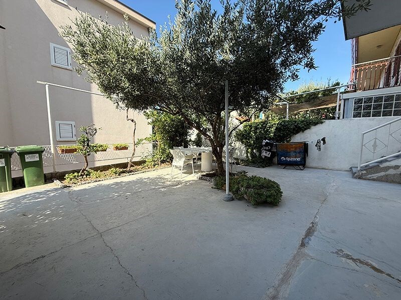 na-prodej-dum-v-puvodnim-stavu-se-4-apartmany-v-blizkosti-more-a-plaze-promajna-chorvatsko