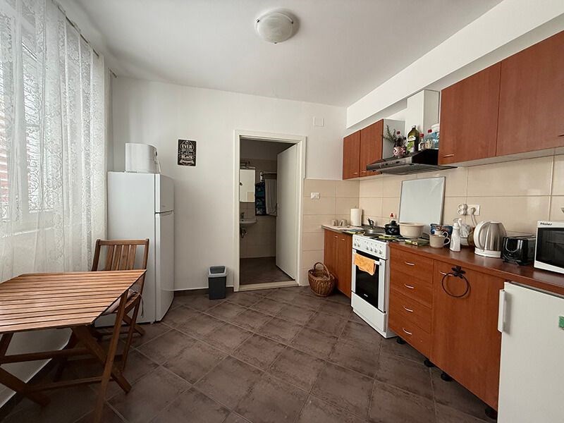 na-prodej-dum-v-puvodnim-stavu-se-4-apartmany-v-blizkosti-more-a-plaze-promajna-chorvatsko