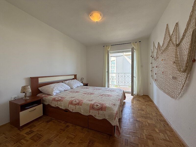 na-prodej-dum-v-puvodnim-stavu-se-4-apartmany-v-blizkosti-more-a-plaze-promajna-chorvatsko