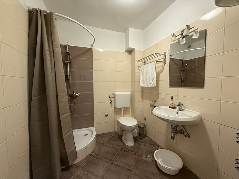 na-prodej-dum-v-puvodnim-stavu-se-4-apartmany-v-blizkosti-more-a-plaze-promajna-chorvatsko