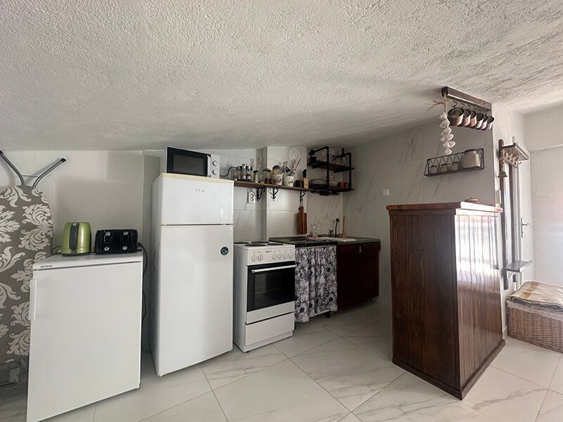 na-prodej-dum-v-puvodnim-stavu-se-4-apartmany-v-blizkosti-more-a-plaze-promajna-chorvatsko