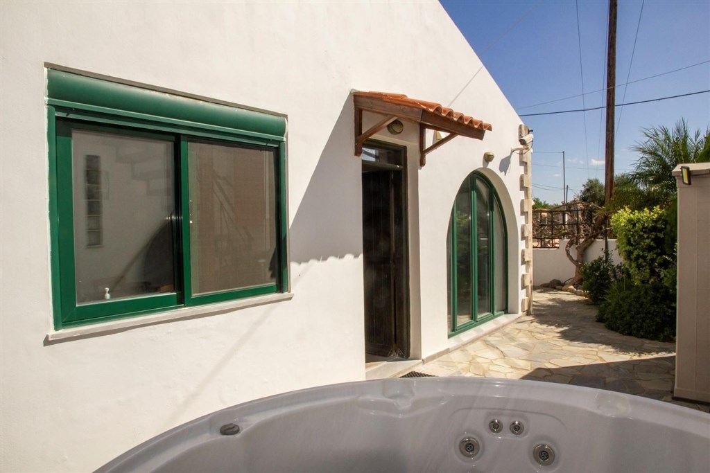 na-prodej-tradicni-kretsky-dum-jen-par-kroku-od-plaze-platanias-oblast-chania-kreta-recko