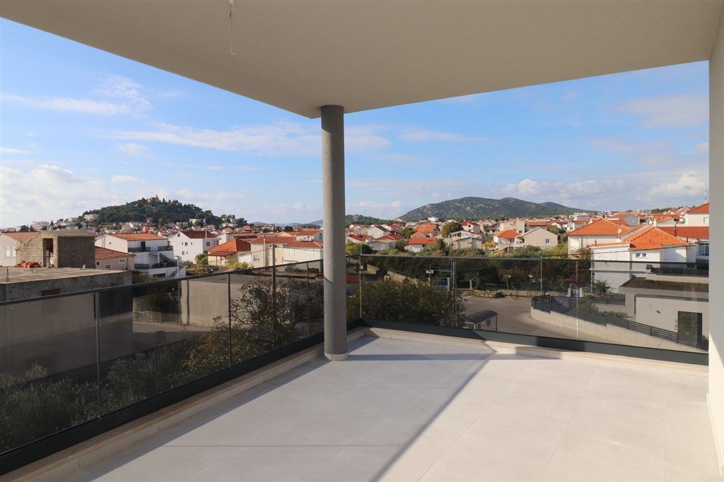 na-prodej-novy-a-velmi-prostorny-apartman-v-blizkosti-more-a-plaze-tribunj-chorvatsko