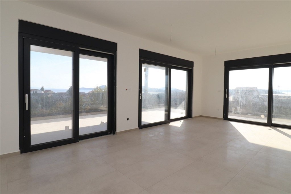 na-prodej-novy-a-velmi-prostorny-apartman-v-blizkosti-more-a-plaze-tribunj-chorvatsko