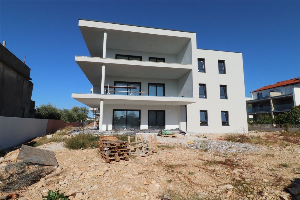 na-prodej-novy-a-velmi-prostorny-apartman-v-blizkosti-more-a-plaze-tribunj-chorvatsko