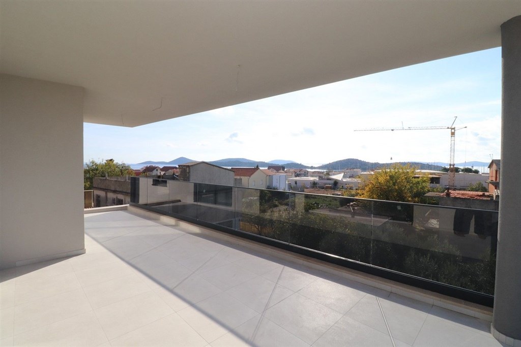 na-prodej-novy-a-velmi-prostorny-apartman-v-blizkosti-more-a-plaze-tribunj-chorvatsko