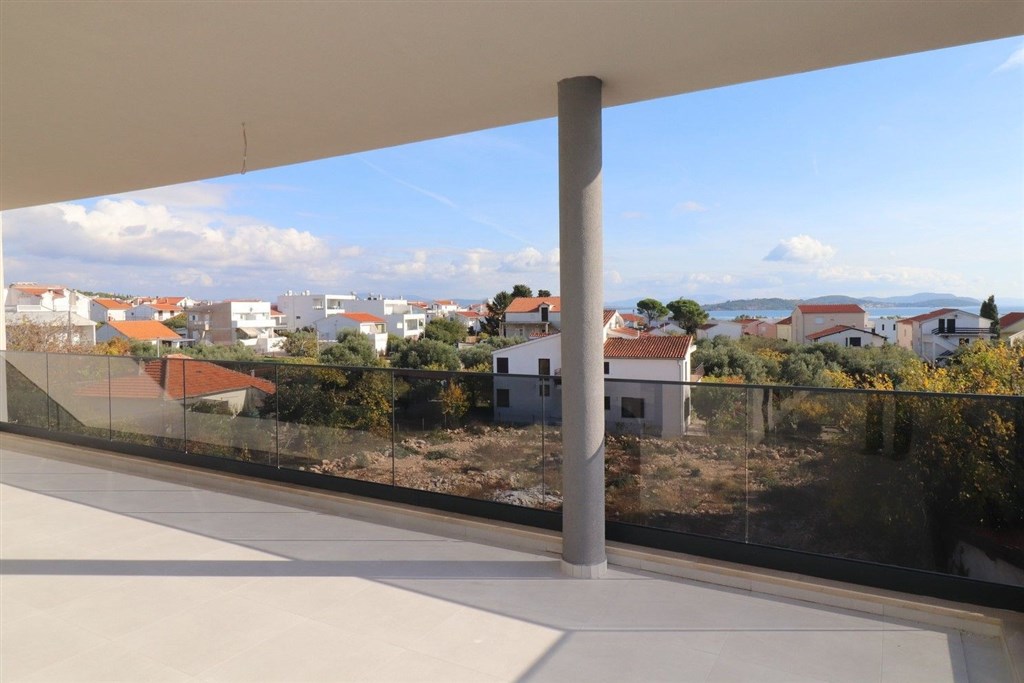 na-prodej-novy-a-velmi-prostorny-apartman-v-blizkosti-more-a-plaze-tribunj-chorvatsko