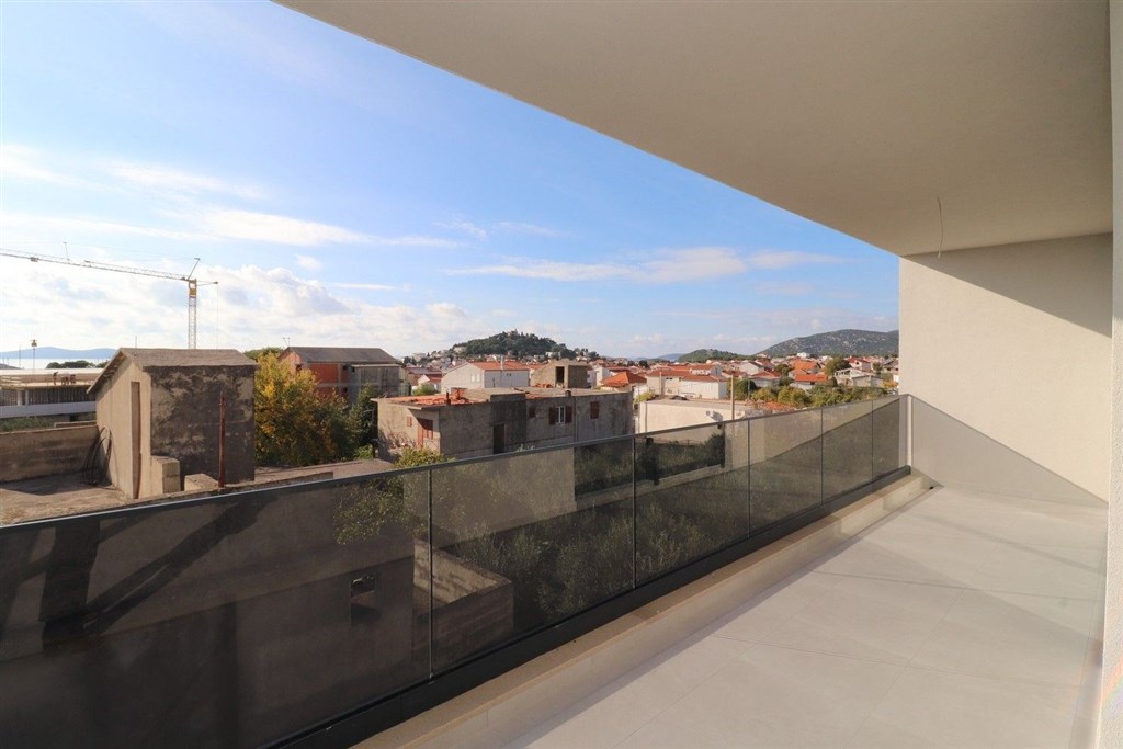 na-prodej-novy-a-velmi-prostorny-apartman-v-blizkosti-more-a-plaze-tribunj-chorvatsko