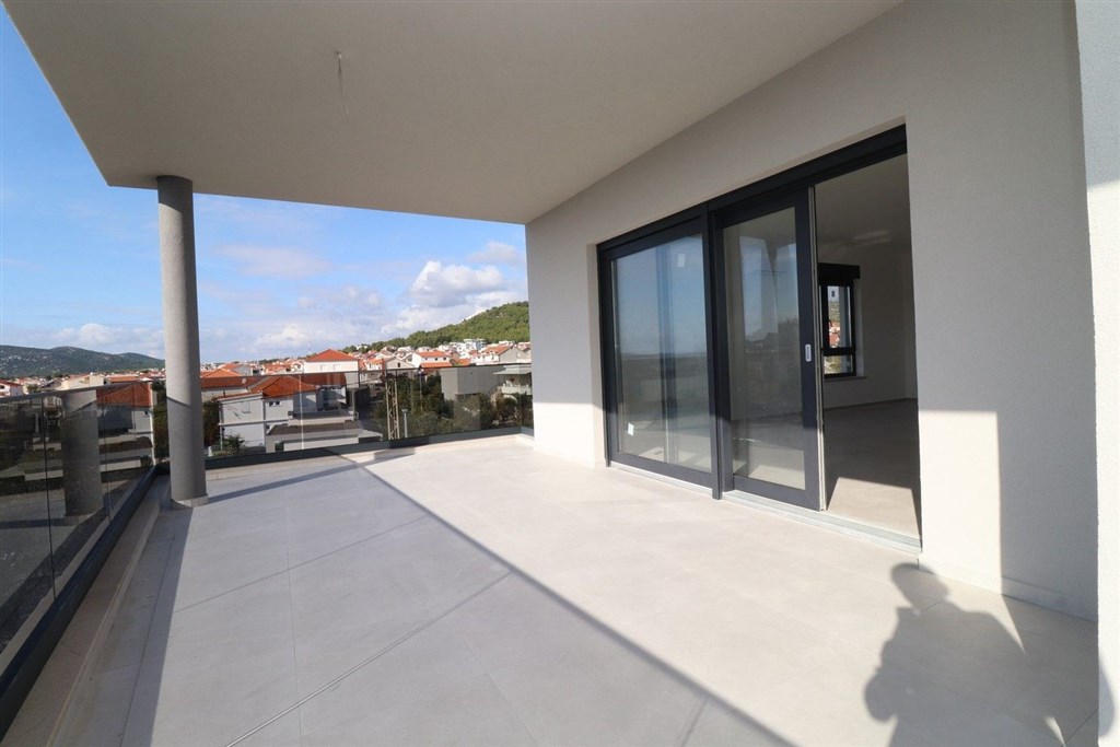 na-prodej-novy-a-velmi-prostorny-apartman-v-blizkosti-more-a-plaze-tribunj-chorvatsko