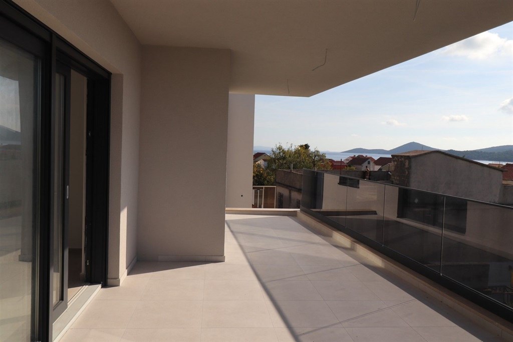 na-prodej-novy-a-velmi-prostorny-apartman-v-blizkosti-more-a-plaze-tribunj-chorvatsko