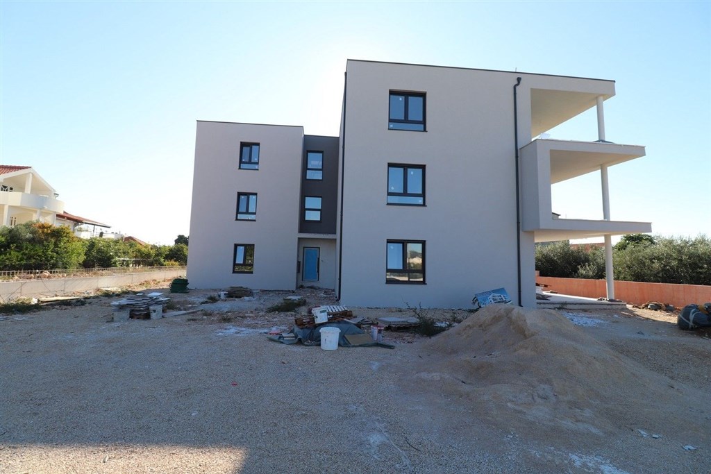 na-prodej-novy-a-velmi-prostorny-apartman-v-blizkosti-more-a-plaze-tribunj-chorvatsko