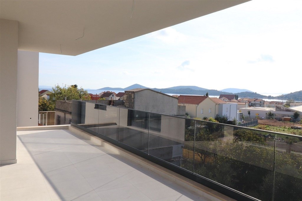 na-prodej-novy-a-velmi-prostorny-apartman-v-blizkosti-more-a-plaze-tribunj-chorvatsko